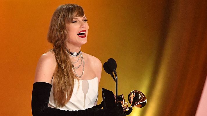 Telediario 1 - Taylor Swift hace historia al convertirse en la artista con más Grammys a mejor álbum