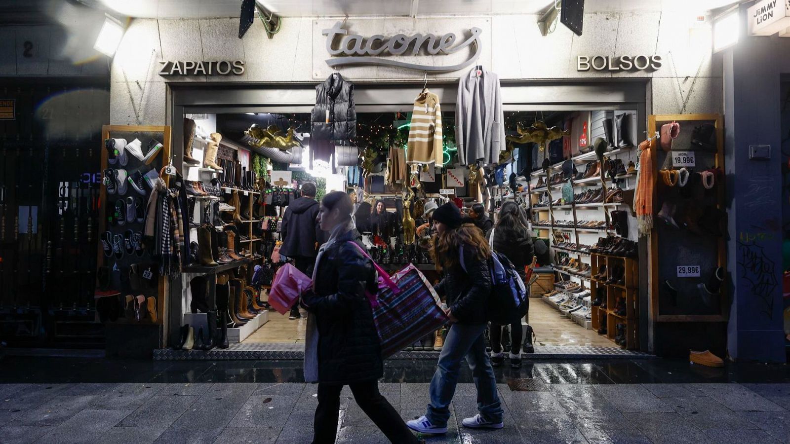 Talleres en tiendas de barrio para sobrevivir al comercio online | Ver