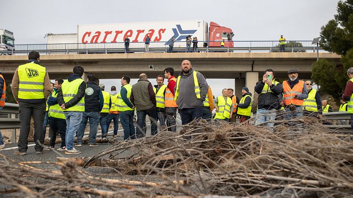Informativo 24h - Más de 100 tractores cortan el tráfico en la A-4 entre Madrid y Toledo