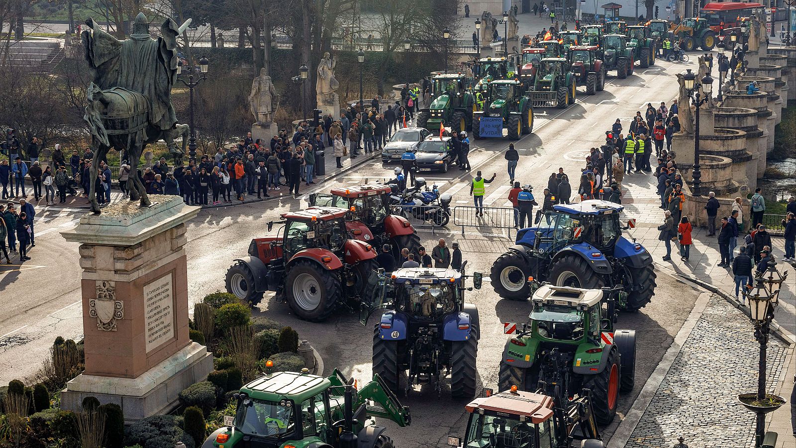 Los agricultores provocan cortes de tráfico por todo el país