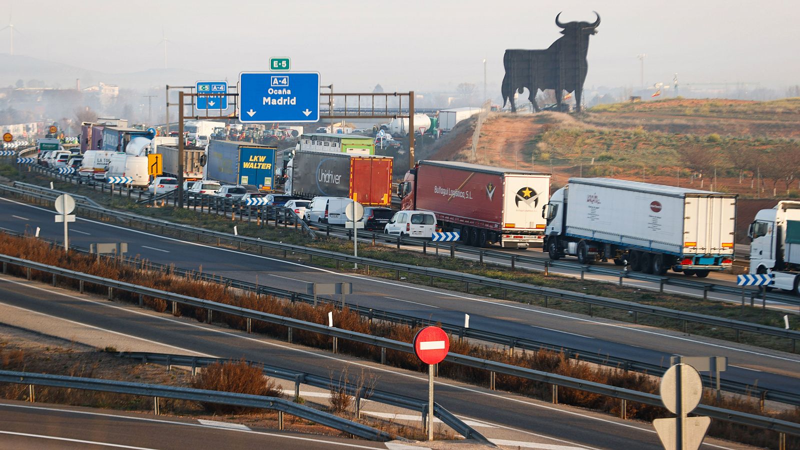 La protesta de los agricultores mantiene cortada la A-4 en Madridejos, Toledo