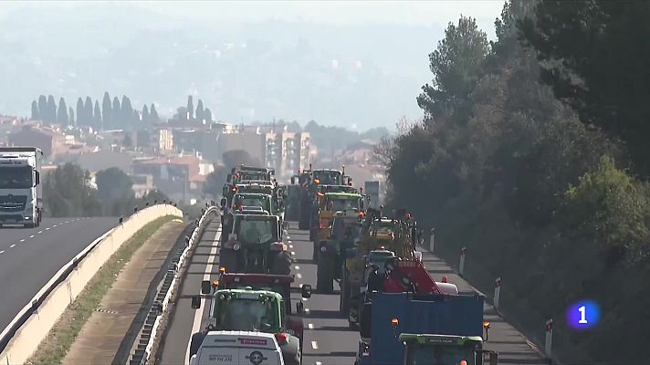 L'Informatiu - La pagesia diu prou i inunda les carreteres amb tractors