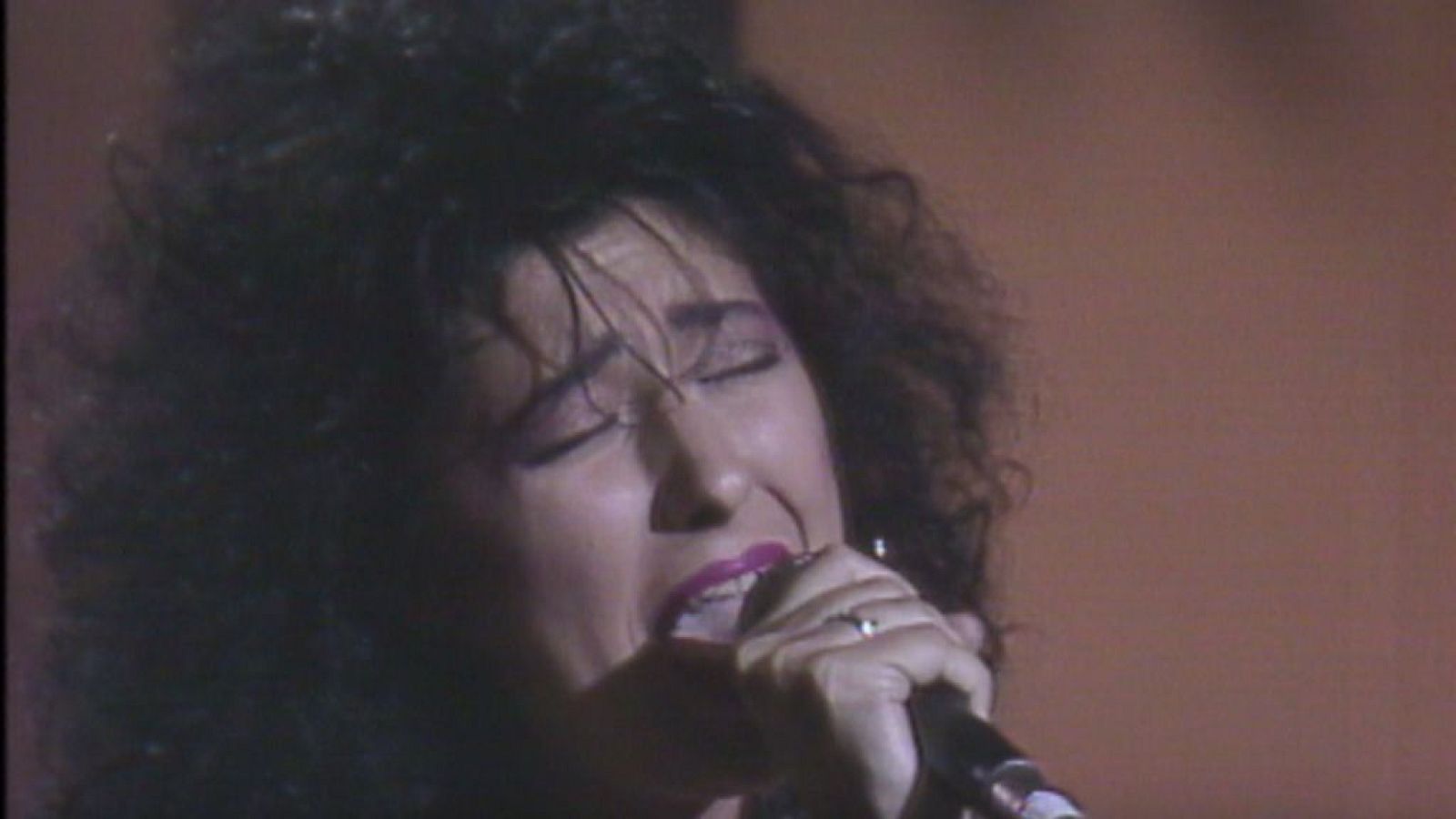 A media voz - Cristal Oskuro