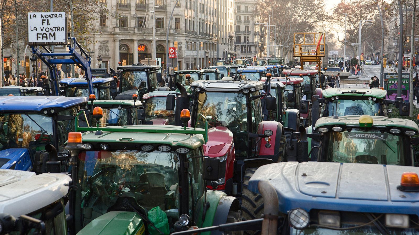 Las marchas agrarias llegan al centro de Barcelona y los tractores bloquean carreteras en varias comunidades