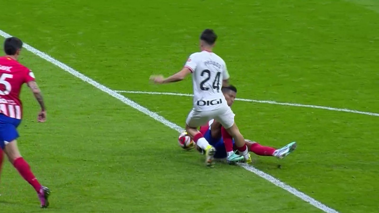 Berenguer no perdona tras el regalo de Reinildo en forma de penalti - Copa del Rey | Ver