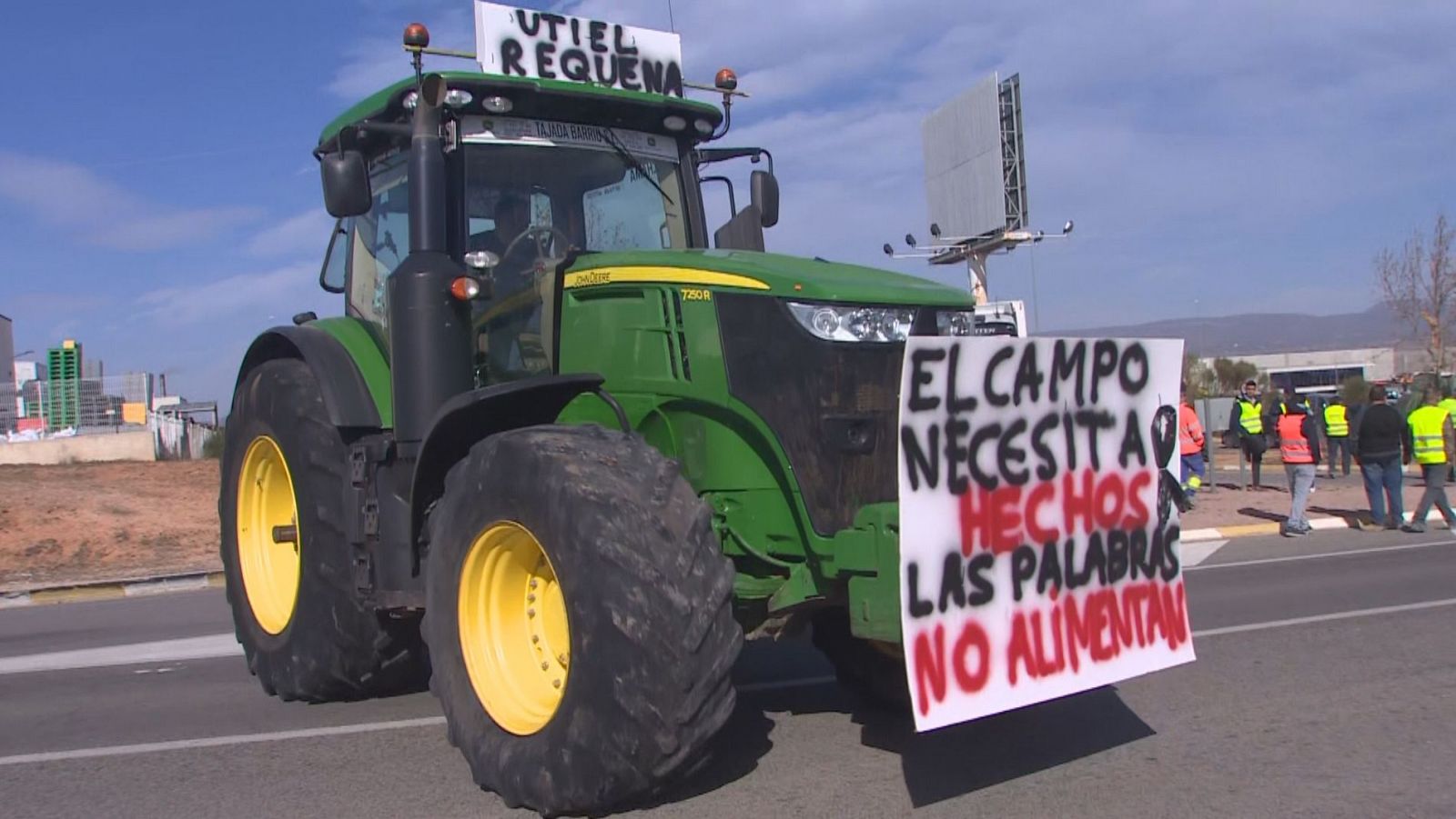 Els llauradors tallen l'A-3 i la policia els desallotja