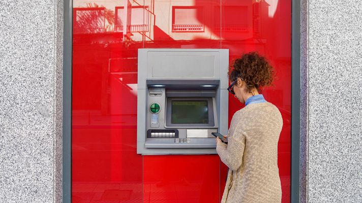 Informativo 24h - Los empleados de la banca se manifiestan para recuperar poder adquisitivo