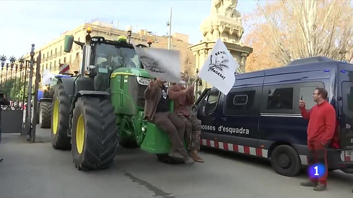 L'Informatiu - La tractorada arriba al Parlament: els pagesos reben el suport de la cambra