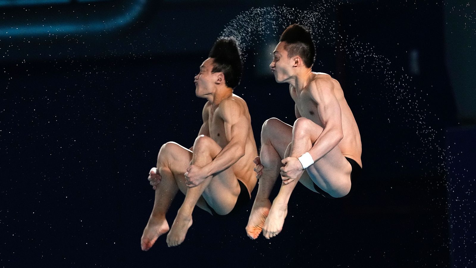 Salto de más 100 puntos de los chinos Lian y Yang en plataforma - Natación | Ver