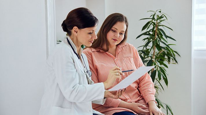 Las mujeres consiguen cuatro de las cinco mejores notas en el examen MIR de 2024