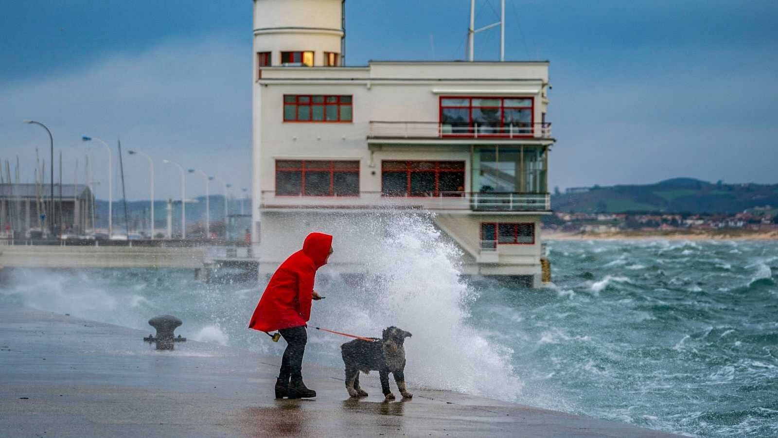 Karlotta pone en riesgo a media España por fuerte viento, olas y lluvias