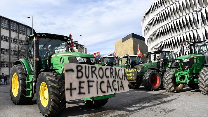 Telediario 2 - Los agricultores vuelven a colapsar las carreteras en vísperas de la movilización del sábado