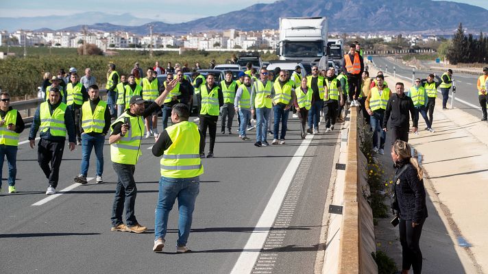 Agricultores y transportistas de plataformas minoritarias han acordado un paro indefinido