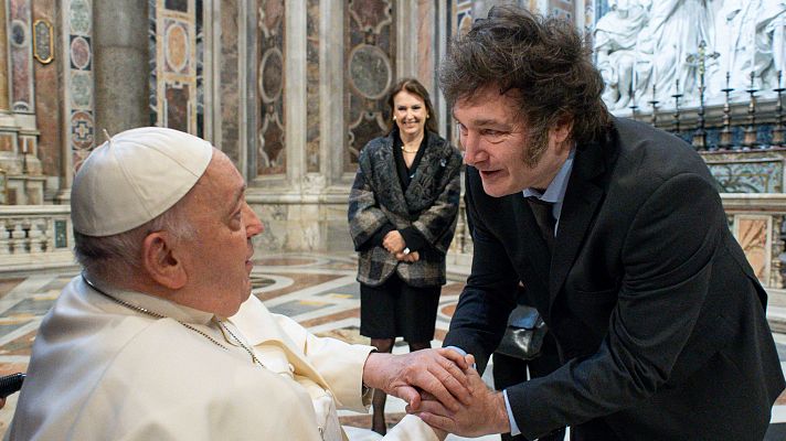 El papa Francisco y el presidente de Argentina, Javier Milei, se funden en  un abrazo