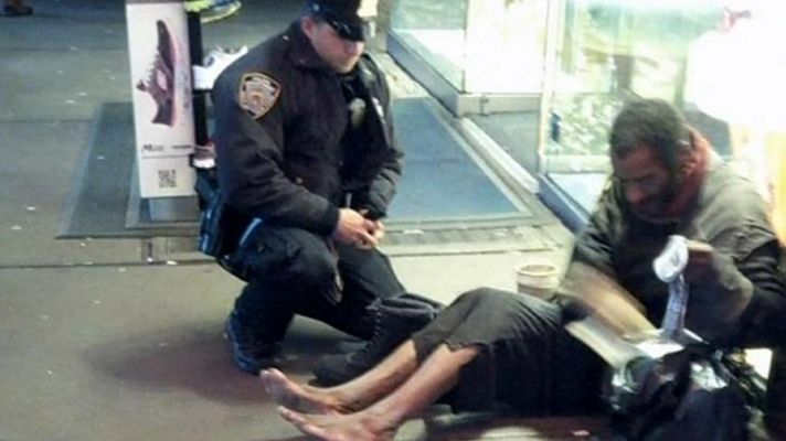 Telediario 1 - Gesto solidario de un policía de NY