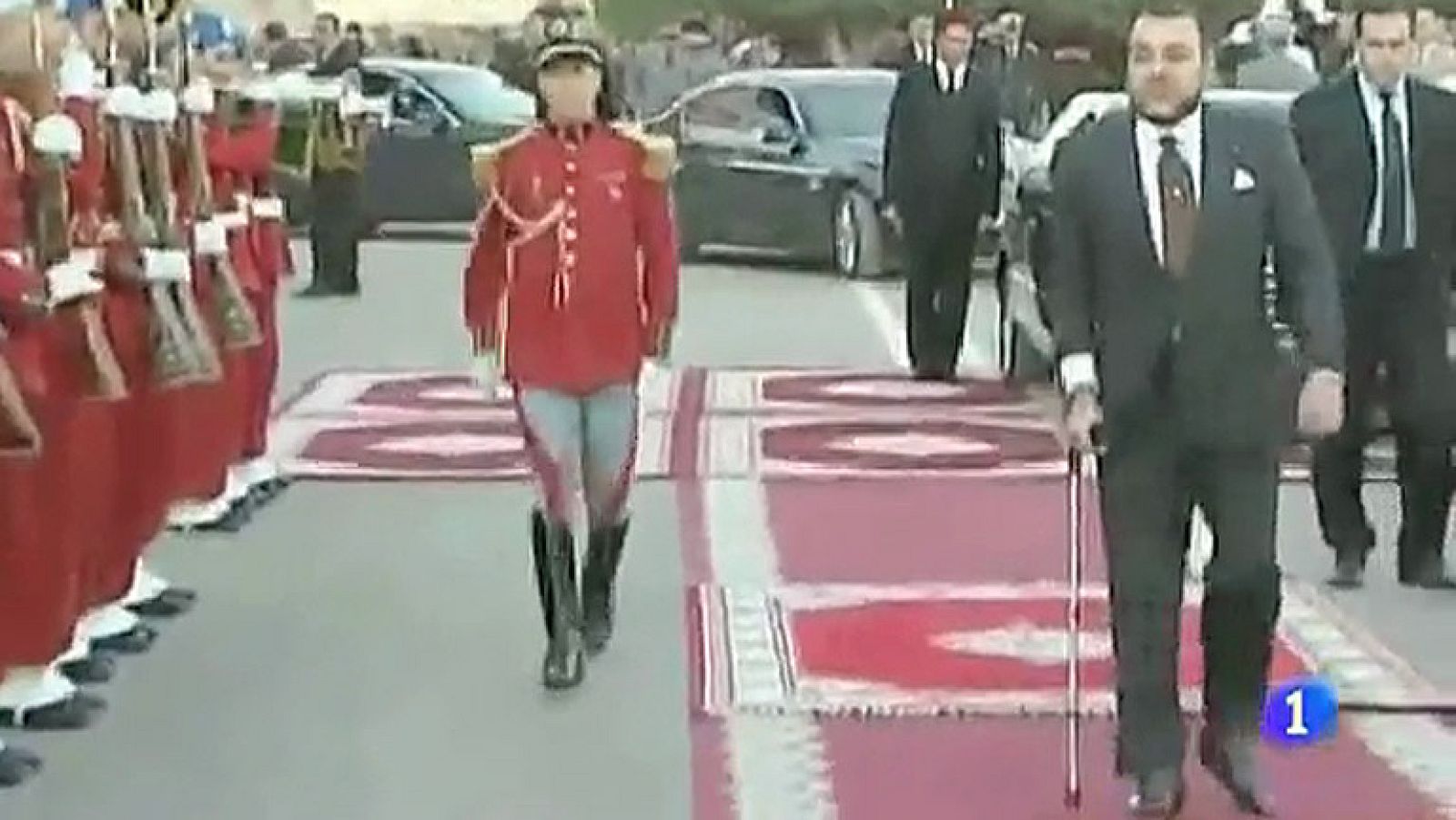 Mohamed VI ha aparecido apoyado en una muleta y cojeando levemente