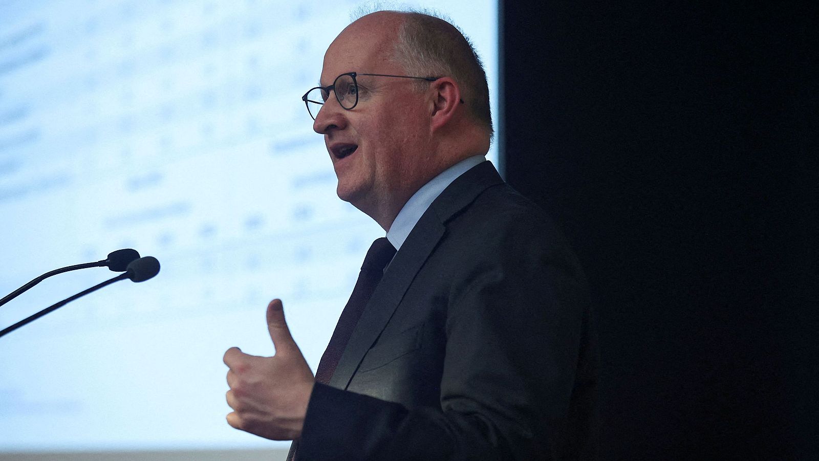 Entrevista en TVE: El economista jefe del BCE descarta bajar tipos - La tarde en 24h | Ver