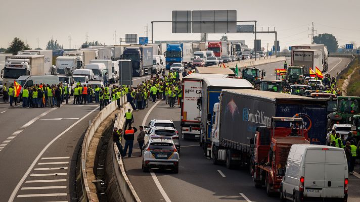 Los agricultores cortan los accesos a Sevilla