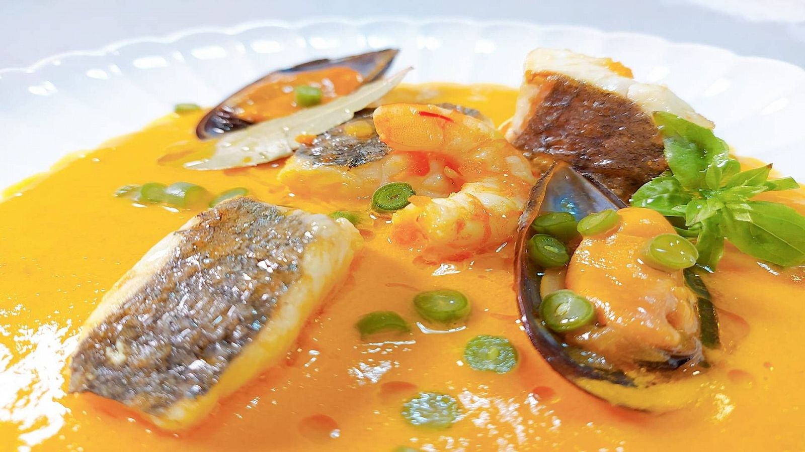 Receta de zarzuela de merluza y langostinos del chef Sergio Fernández