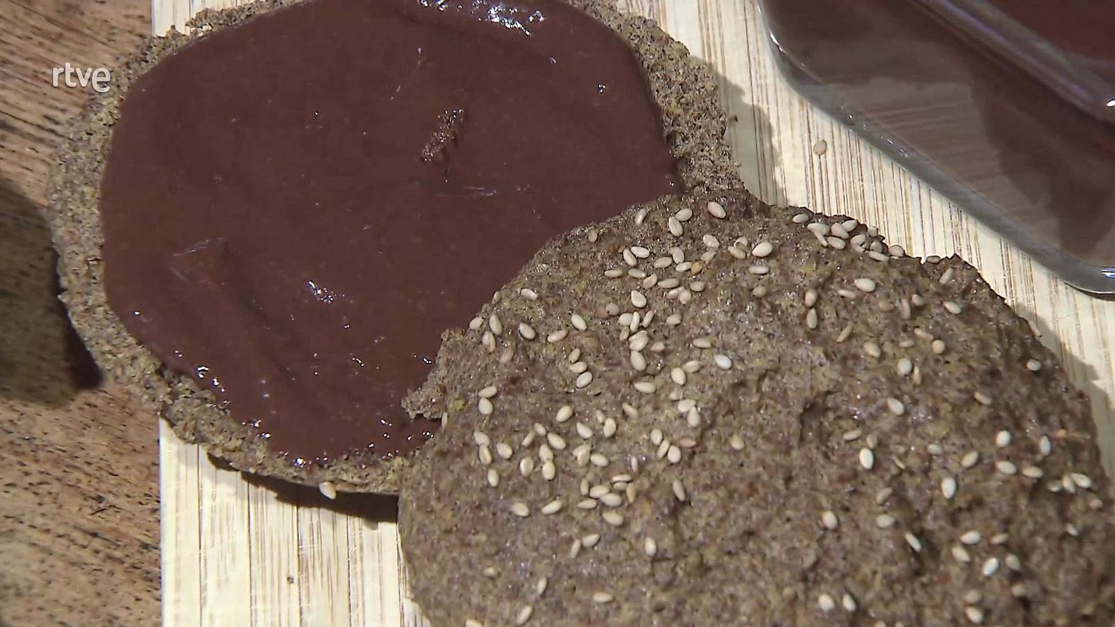 Receta saludable para desayunar: pan de lino con crema de cacao