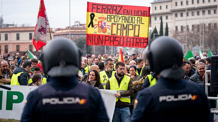 Los agricultores llegan al Ministerio de Agricultura en Madrid en su décimo día de protestas