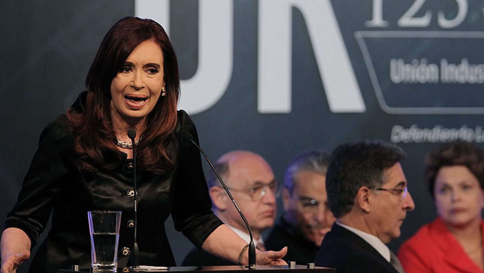 Unasur, la Unión de Naciones Suramericanas, ha respaldado a Argentina ante los intentos de cobro por parte de sus acreedores. Un fallo a favor de los fondos especulativos obligaba a Argentina a desembolsar 1.300 millones de dólares, pero la Justicia de Estados Unidos lo ha paralizado temporalmente.