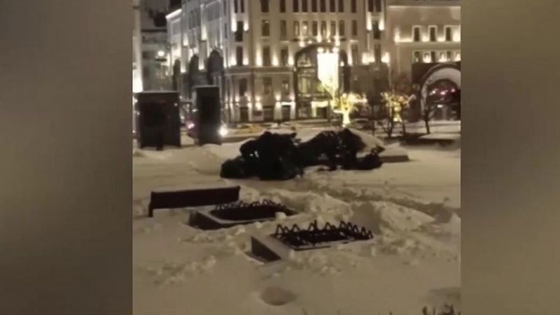 Hombres de negro destruyen  un memorial de Navalni en Moscú