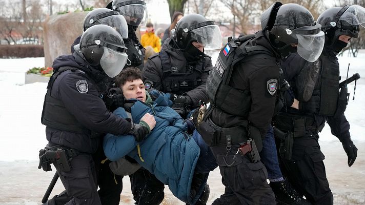 Rusia reprime las manifestaciones de homenaje a Navalni