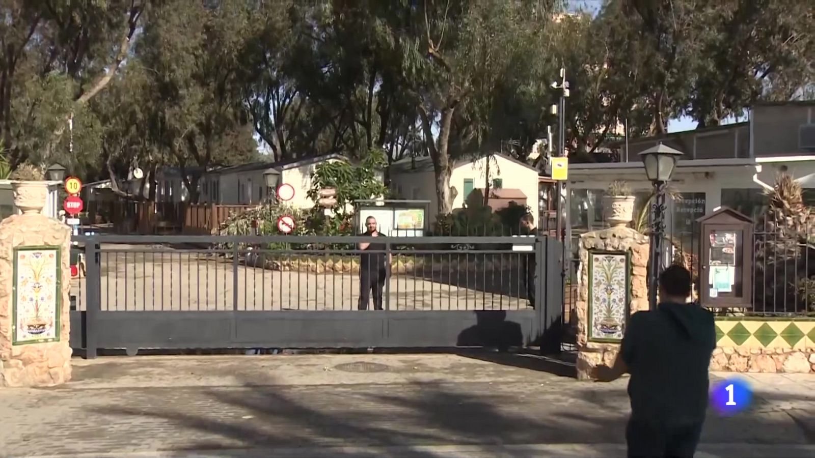 Un centenar de famílies, desallotjades d'un càmping de Coma-ruga - L'Informatiu | Ver