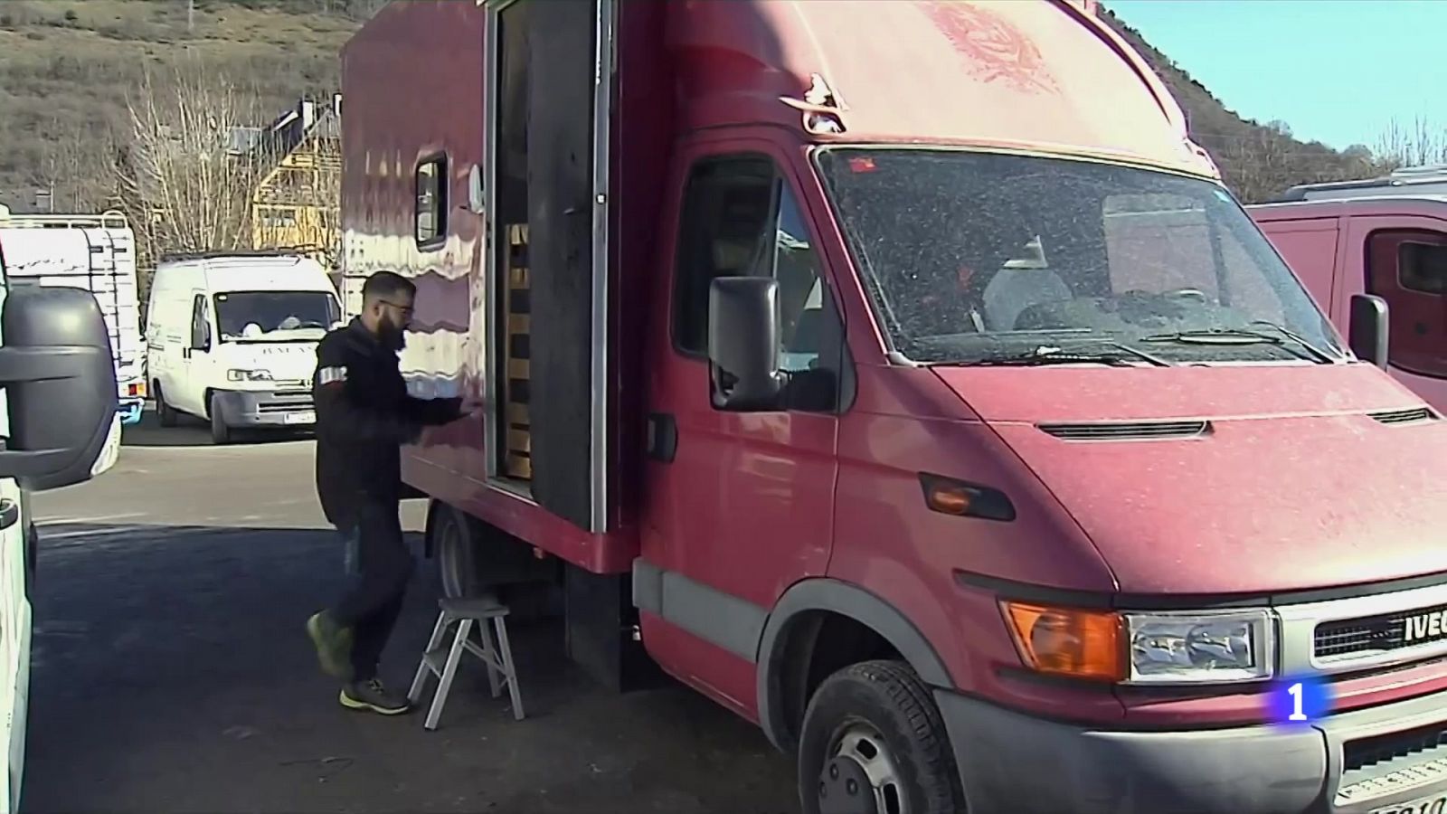 Treballadors obligats a viure en caravanes - L'Informatiu | Ver