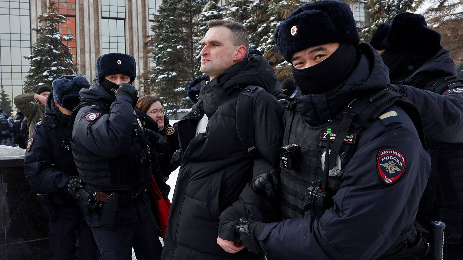 Cientos de detenidos en Rusia en las protestas y homenajes por Navalni tras su muerte en la cárcel