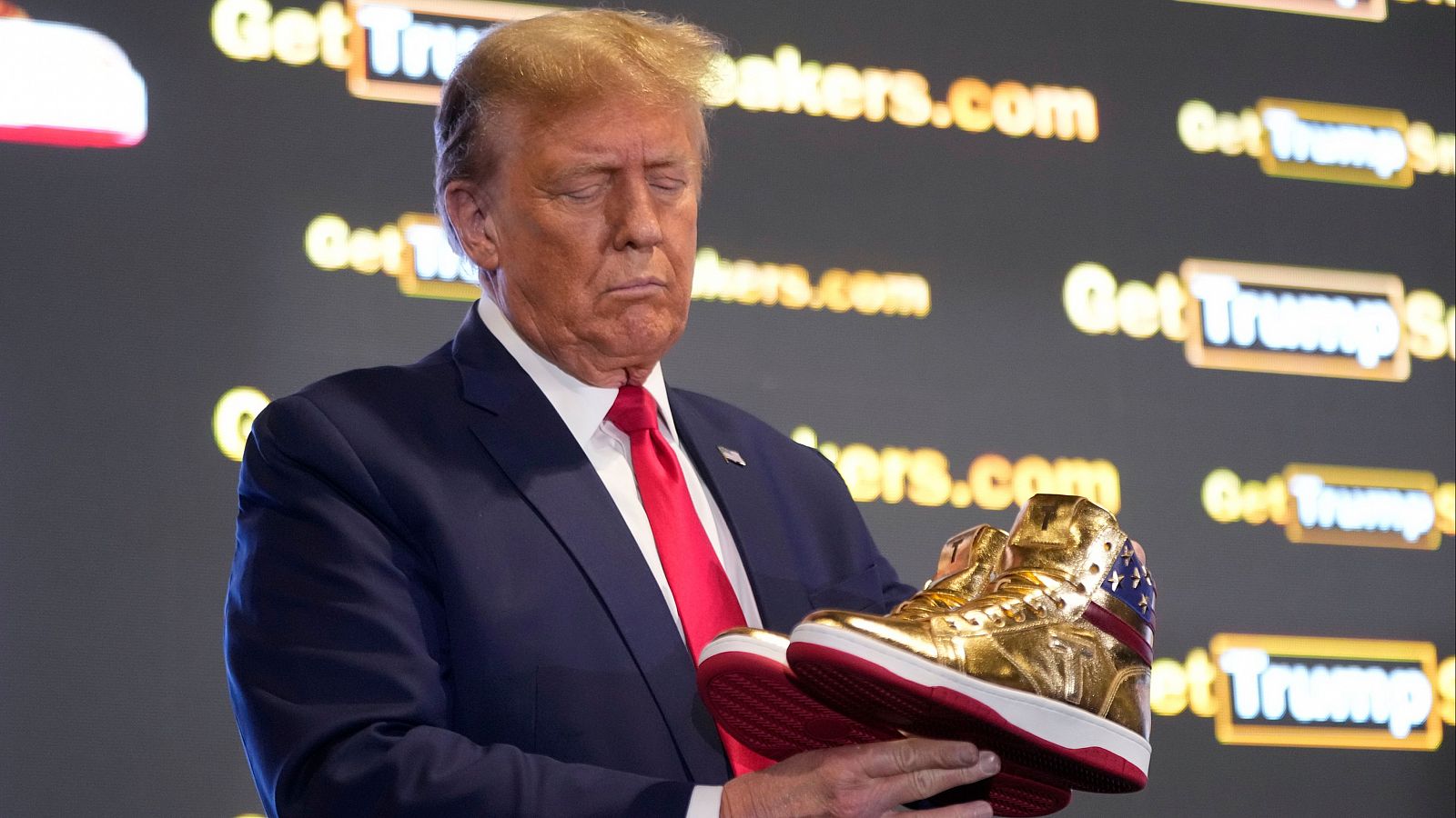 Trump lanza sus propias zapatillas 'Never Surrender' (Nunca te rindas)