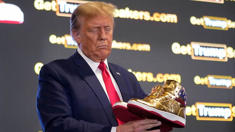 Trump lanza sus propias zapatillas 'Never Surrender' (Nunca te rindas)
