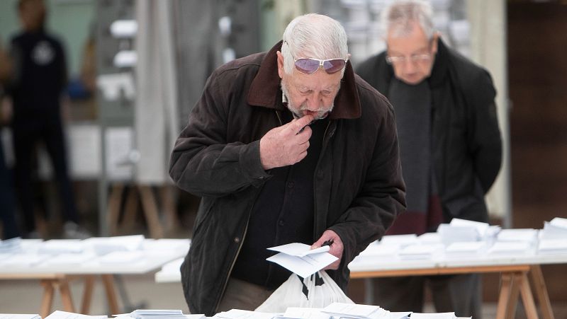 As viven la jornada electoral en los municipios menos poblados de Galicia