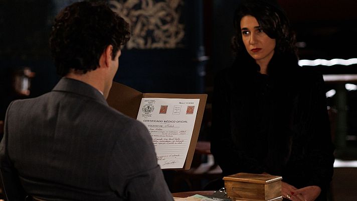 Salón de té La Moderna - Carla le comunica a Íñigo que su padre está enfermo