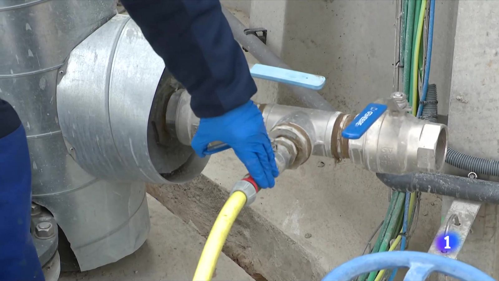 Com estalvien les indústries aigua en plena sequera? - L'Informatiu | Ver