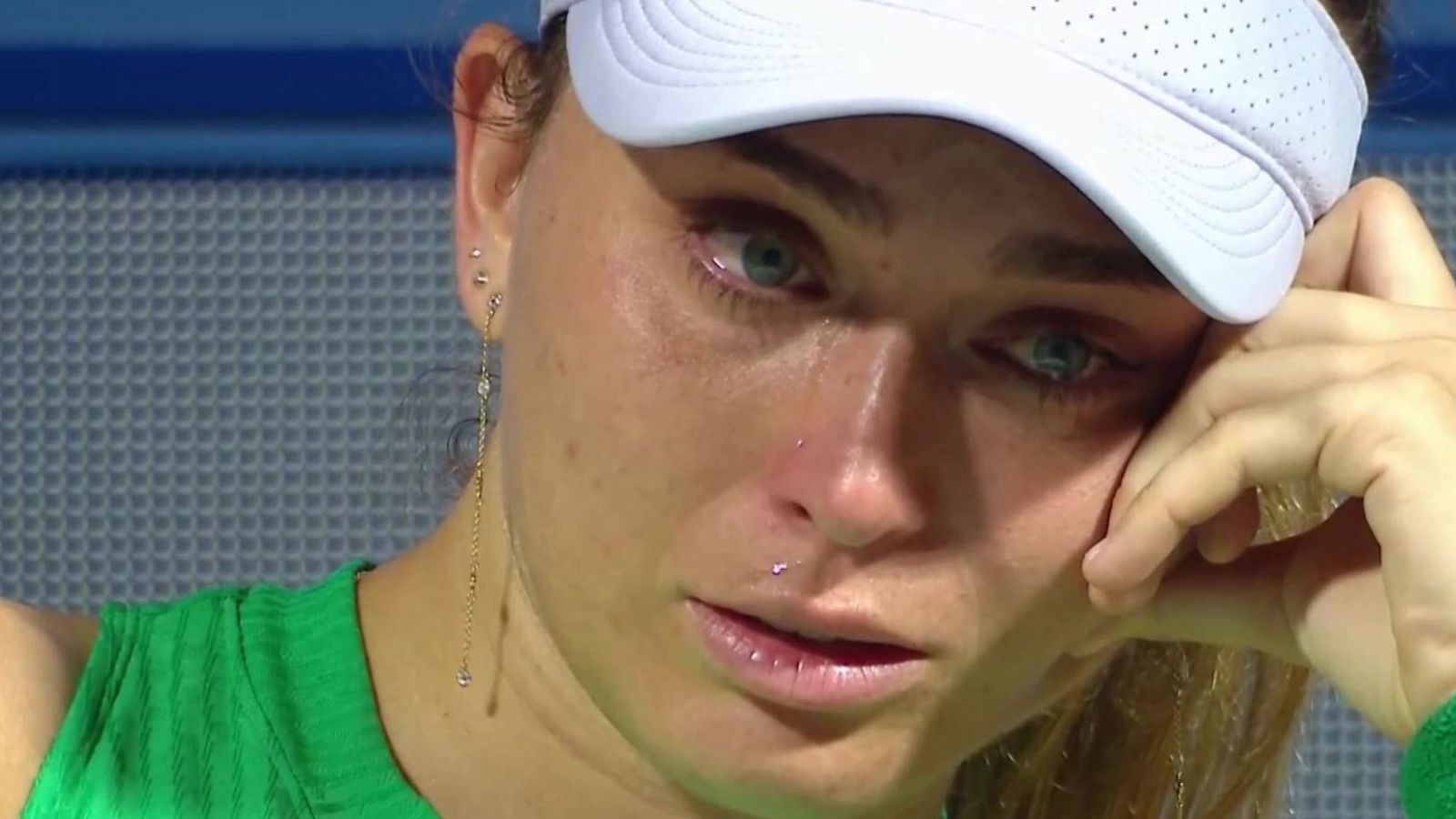 Paula Badosa rompe a llorar tras perder el primer set en su debut en Dubái