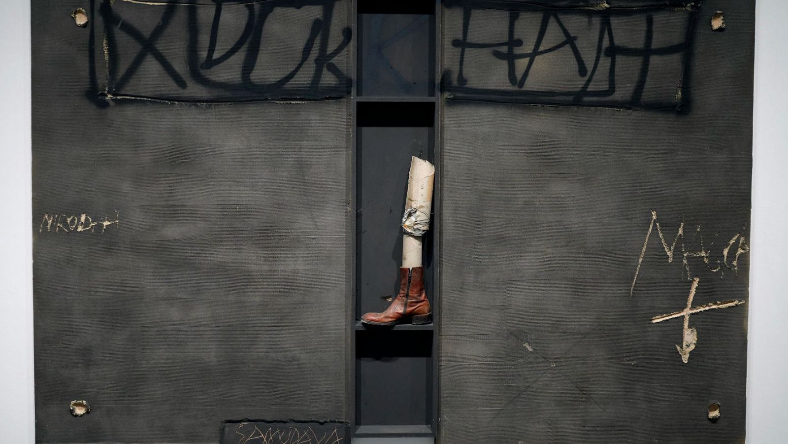 Homenaje a Antoni Tàpies por el centenario de su nacimiento en el Museo Reina Sofía | Ver