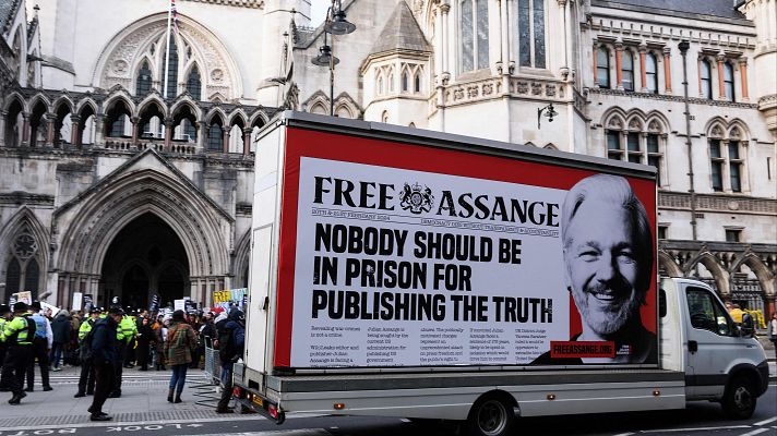 Telediario 2 - Assange comparece ante el Supremo británico para evitar su extradición a EE.UU.