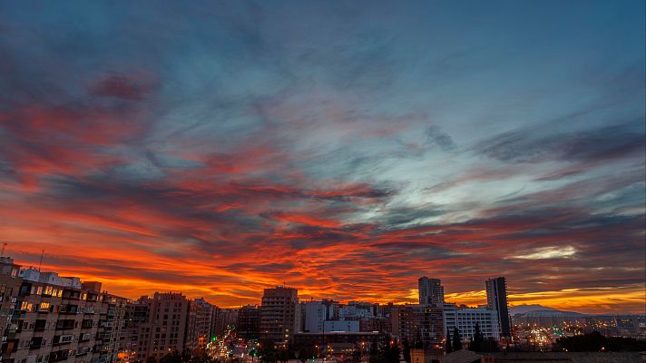 Telediario Matinal - Cielos cubiertos que se extienden al oeste y altas temperaturas para la época