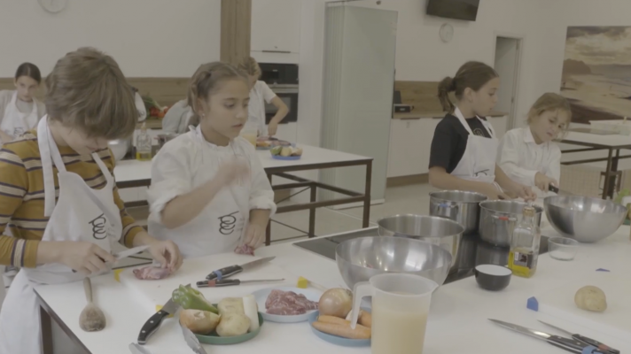 Cocina tradicional en MasterChef Junior 10 con unas carrilleras y un marmitako