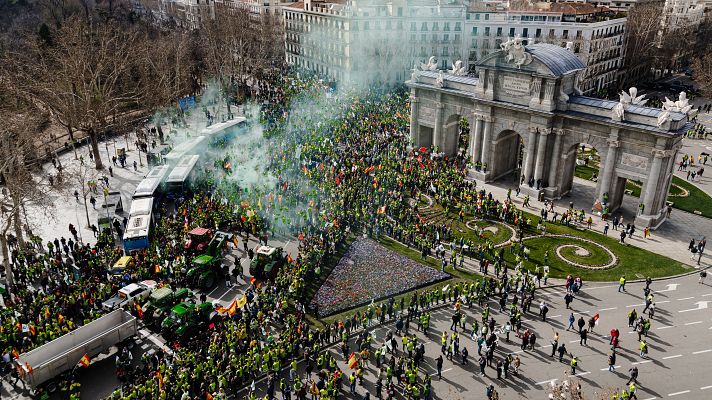 Telediario 1 - Miles de agricultores protestan con sus tractores en Madrid