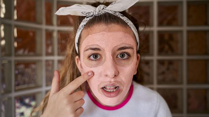 Telediario 1 - La moda de la cosmética comienza a obsesionar a generaciones cada vez más jóvenes en las redes sociales