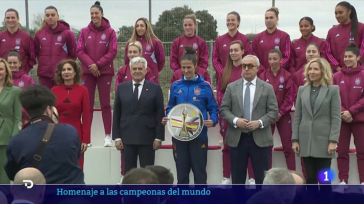 María Jesús Montero apoya a Jenni Hermoso en la presentación del sello de las Campeonas del Mundo