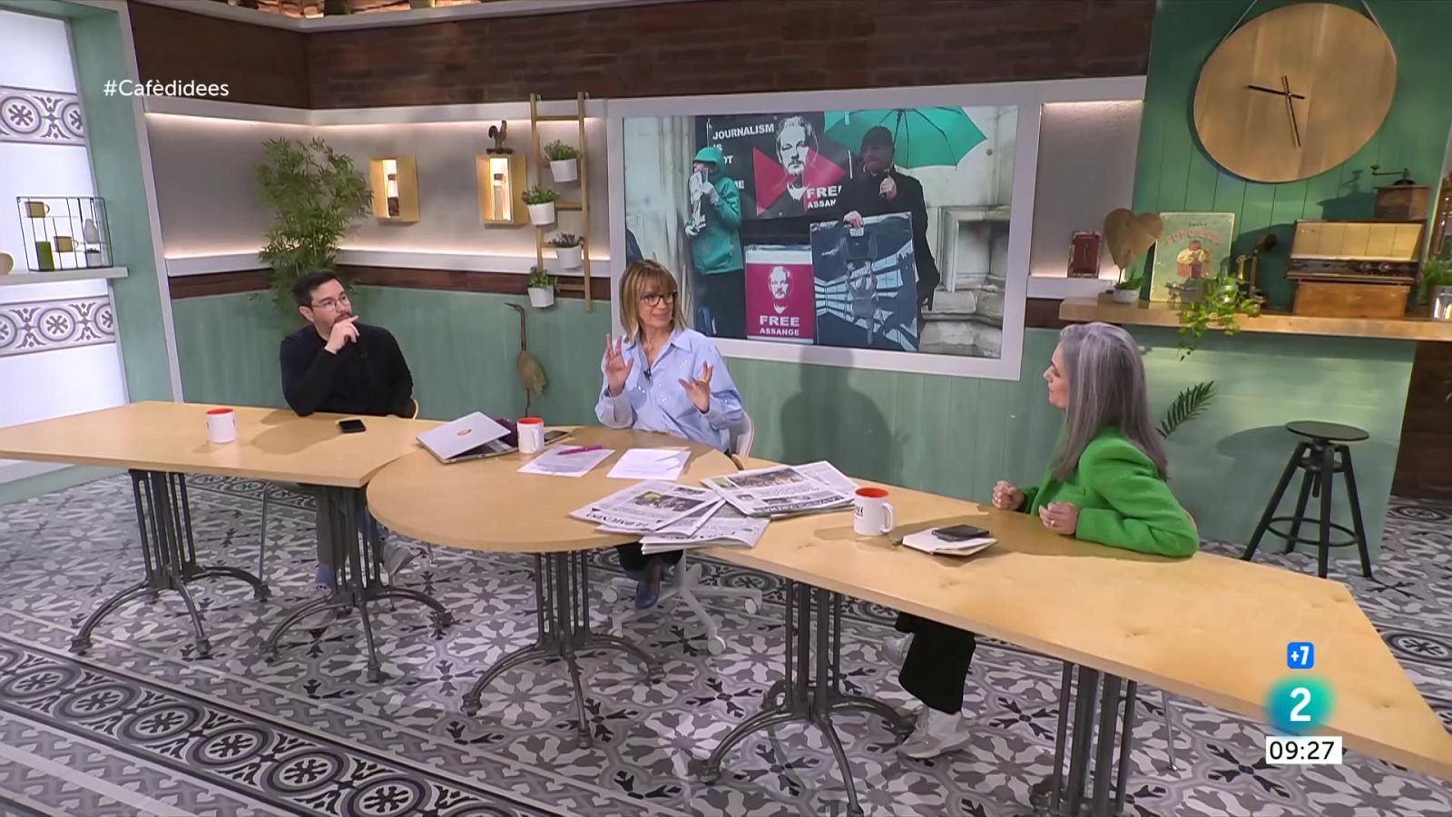 Gemma Nierga entrevista a la consellera Anna Simó. Ferran Adrià ens presenta la nova temporada de elBulli1846. I parlem del cas del periodista empresonat