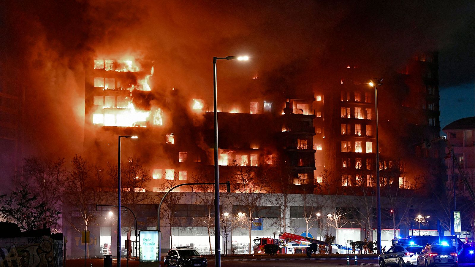 Incendio en Valencia: El fuego devora un edificio de viviendas de 14 plantas