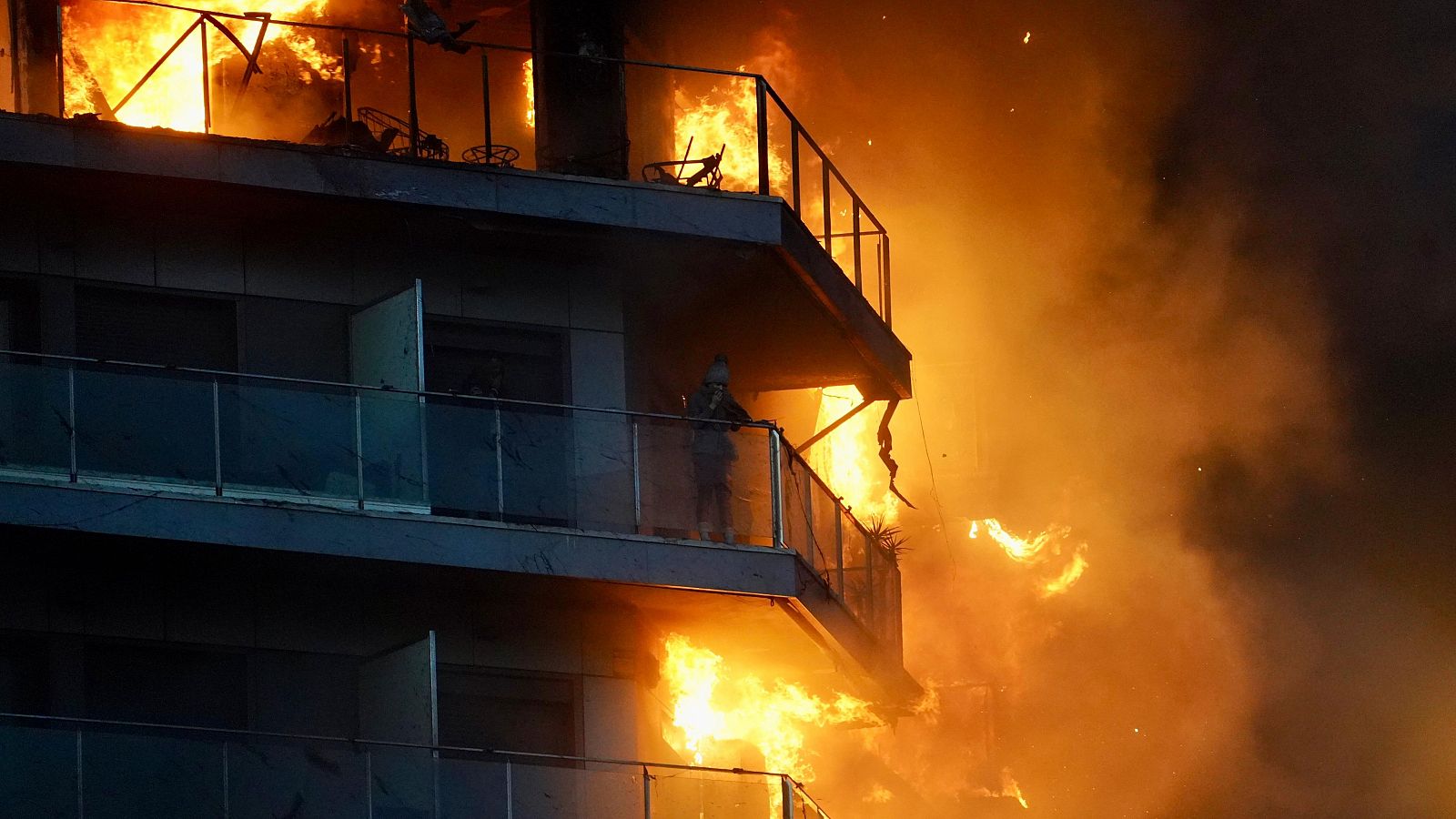 El rescate de una vecina del edificio incendiado en Valencia