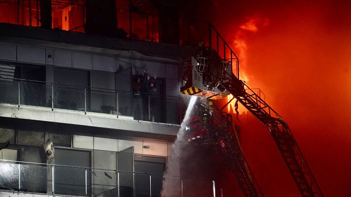 Telediario 2 - Un devastador incendio consume un edificio de 14 plantas en Valencia
