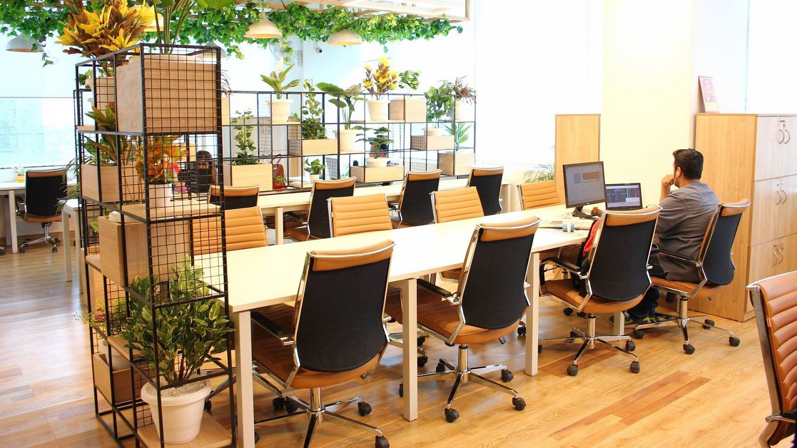 Un despacho en el pueblo - Aquí hay trabajo | Ver