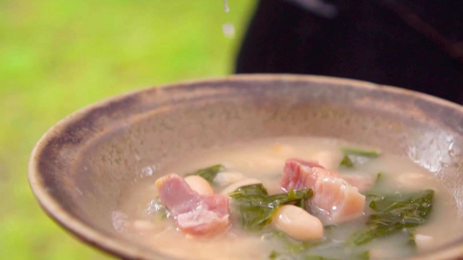 Receta de delicioso caldo gallego de la chef Aizpea Oihaneder